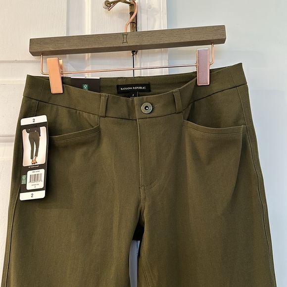 NWT BANANA REPUBLIC SLIM STRAGHT CROPPED PANTS in OLIVE NIGHT (3N4) Color - Picture 3 of 9